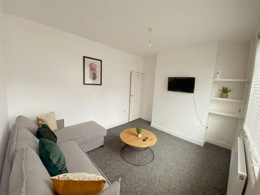 3-Bed Home From Home, Sleeps 6, Great For Contractors, Close To Gulliver'S Valley Theme Park, Free Parking, Hot Tub, Couple Retreat Sheffield Buitenkant foto