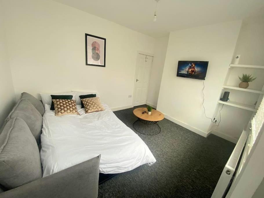 3-Bed Home From Home, Sleeps 6, Great For Contractors, Close To Gulliver'S Valley Theme Park, Free Parking, Hot Tub, Couple Retreat Sheffield Buitenkant foto